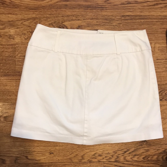 New York & Company, White skort, size 4. Short skirt that has shorts under it. - Picture 3 of 6